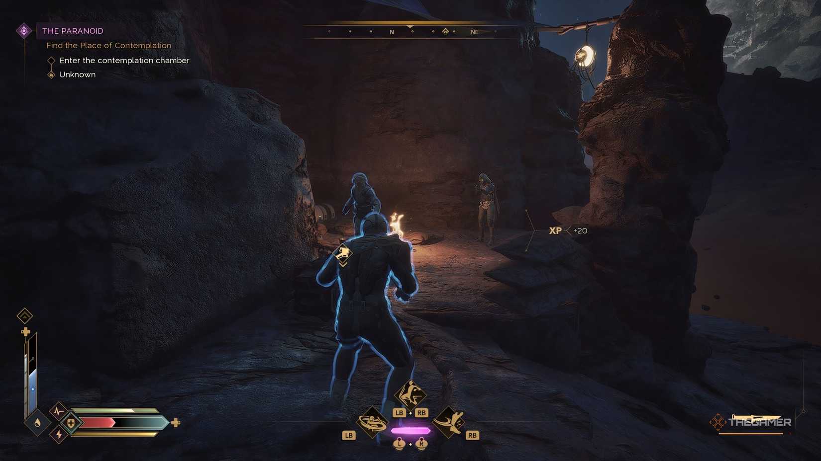 Ο παίκτης που επιτίθεται σε δύο Kirab NPCs στο Dune: Awakening. 